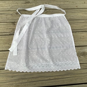 BESTSELLER Eyelet white apron for costumes, White Pioneer apron, Wide White Fabric Apron for Women, Dirndl apron, Long White Costume Aprons image 3