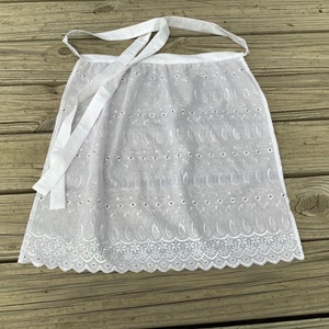 BESTSELLER Eyelet white apron for costumes, White Pioneer apron, Wide White Fabric Apron for Women, Dirndl apron, Long White Costume Aprons image 6