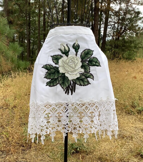 Tablier grande taille brode de roses blanches Tablier de mariage unique en son genre pour femme Costume d Oktoberfest broderie vintage Etsy France