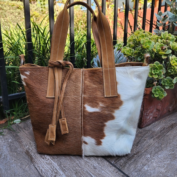 Cowhide Purse Unique Piece Cow Hide Handbag. Leather Bag Sac en peau de vache