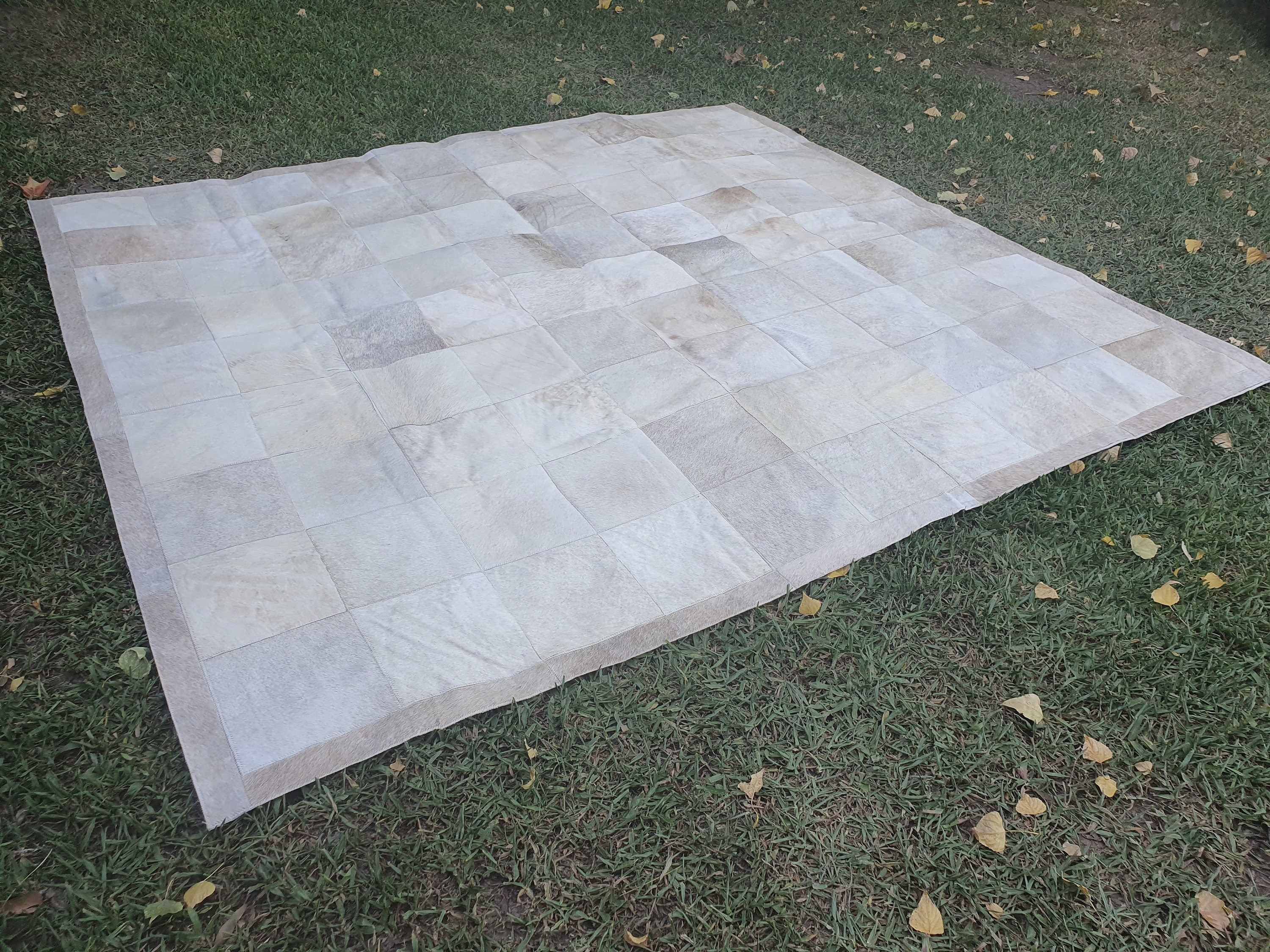 【希少】オフホワイト　カウラグ　牛皮ラグ 楽天市場】【最大9000円クーポン☆マラソン期間】【49％OFFセール