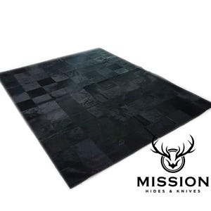 Puede incluir: Alfombra de cuero negro patchwork hecha de varias piezas de cuero cosidas juntas. La alfombra tiene un patrón de cuadros y está hecha de varios tonos de cuero negro.