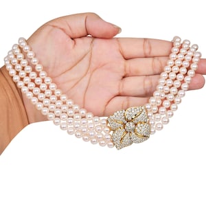 Collar de oro de 18 quilates con flores en capas de cuatro hilos de perlas y diamantes de 7,57 ct de Mikimotto