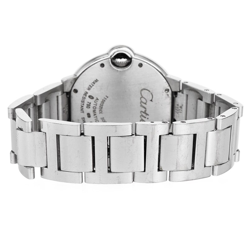 Puede incluir: Un reloj Cartier plateado con una esfera redonda y una correa de acero inoxidable. La esfera del reloj tiene las palabras "Cartier" y "Automatic" impresas. El reloj es resistente al agua hasta 30 metros.