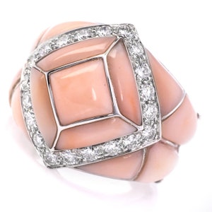 Anillo de cóctel con incrustaciones de oro de 18 quilates y coral rosa de diamantes Estate