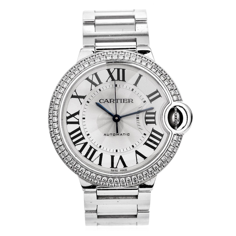 Puede incluir: Un reloj Cartier Ballon Bleu plateado con un bisel engastado con diamantes y una esfera blanca. El reloj presenta marcadores de hora en n&uacute;meros romanos, una ventana de fecha a las 3 en punto y una aguja de acero azul.
