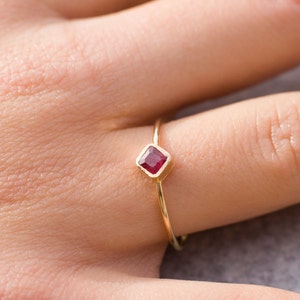 Złoty pierścionek zaręczynowy z rubinem, Minimalistyczny pierścionek z naturalnym rubinem, Biżuteria z kamieniem szlachetnym  w złocie 585