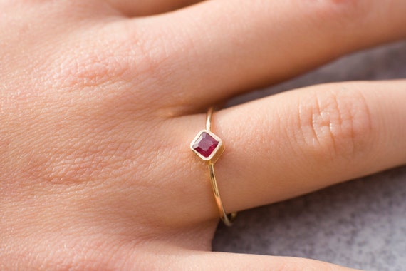 Złoty Pierścionek Zaręczynowy Z Rubinem Minimalistyczny Etsy