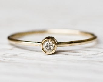 Anillo de compromiso de diamantes solitario minimalista, anillo de diamantes simple y delicado en oro de 14 k, 18 k, anillo de bodas más dulce con corazón secreto