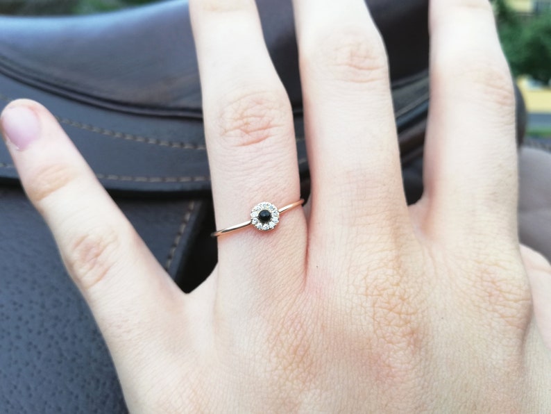 Anillo de compromiso no tradicional, anillo de halo delicado, anillo de compromiso negro, anillo de boda único imagen 3