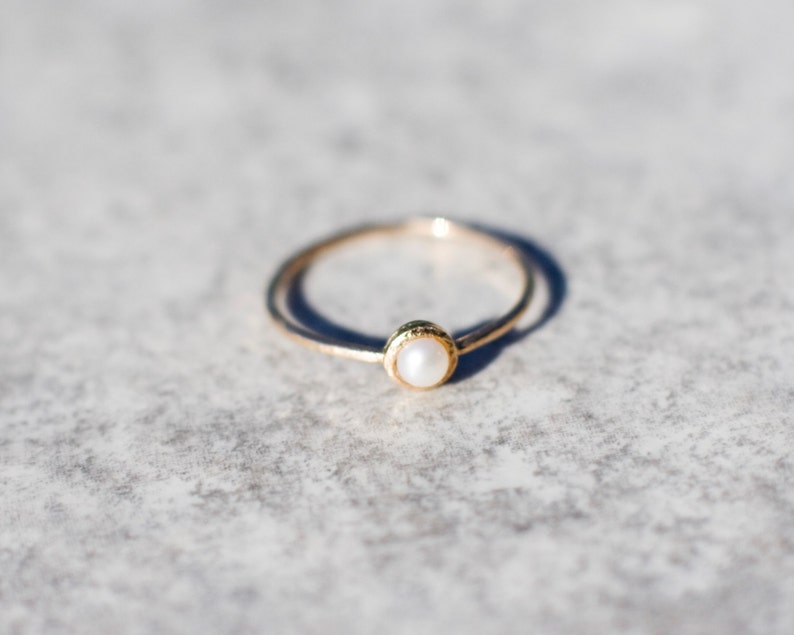Złoty pierścionek z perłą, biała perła, matowy pierścionek z naturalną perłą w złocie 585 image 4