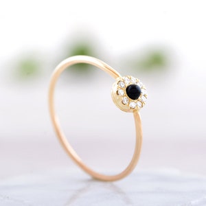 Anillo de compromiso no tradicional, anillo de halo delicado, anillo de compromiso negro, anillo de boda único imagen 4
