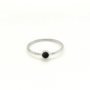 Bague onyx noir en or blanc massif 14 carats, bague de fiançailles minimaliste en pierre noire bague minimale anniversaire, cadeau d'anniversaire fait main image 7