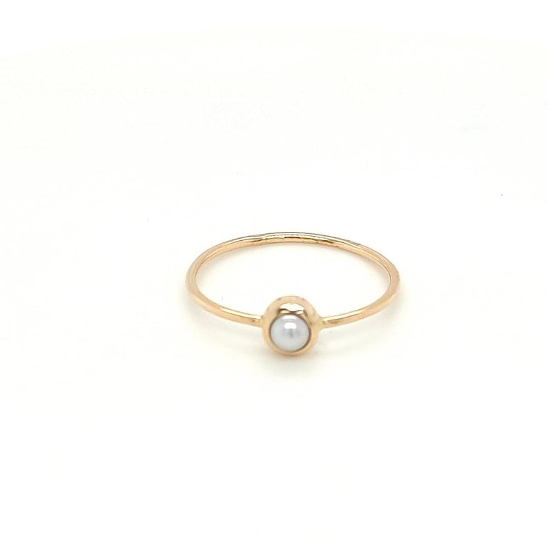 Pequeño anillo de perlas de oro de 14K, anillo de compromiso de perlas de Akoya natural, novia, aniversario, anillo de promesa, joyería minimalista anillo hecho a mano imagen 1