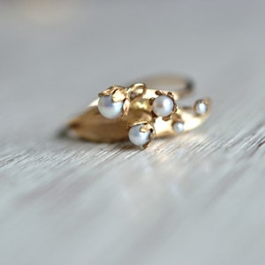 Handgemachter Maiglöckchen Perlenring aus 585er Gold mit Diamanten Einzigartiger, einzigartiger floral inspirierter Schmuck Perlen und Diamantring Bild 1