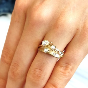 Handgemachter Maiglöckchen Perlenring aus 585er Gold mit Diamanten Einzigartiger, einzigartiger floral inspirierter Schmuck Perlen und Diamantring Bild 2