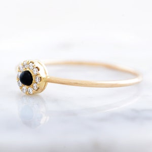 Anillo de compromiso no tradicional, anillo de halo delicado, anillo de compromiso negro, anillo de boda único imagen 6