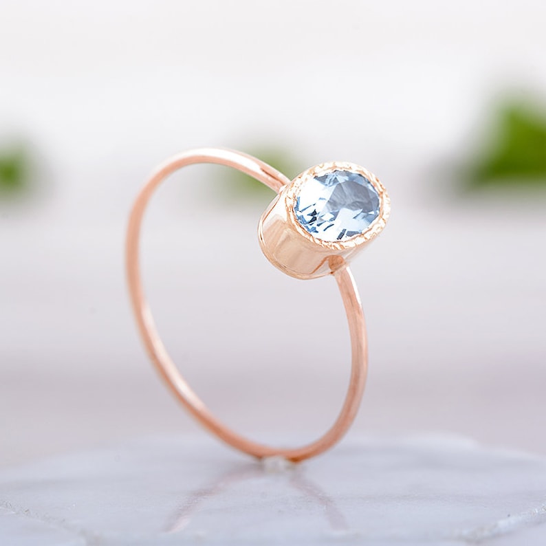 Akwamaryn, pierścionek zaręczynowy z akwamarynem w różowym złocie 585 image 6