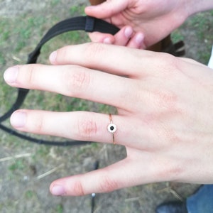 Anillo de compromiso no tradicional, anillo de halo delicado, anillo de compromiso negro, anillo de boda único imagen 8