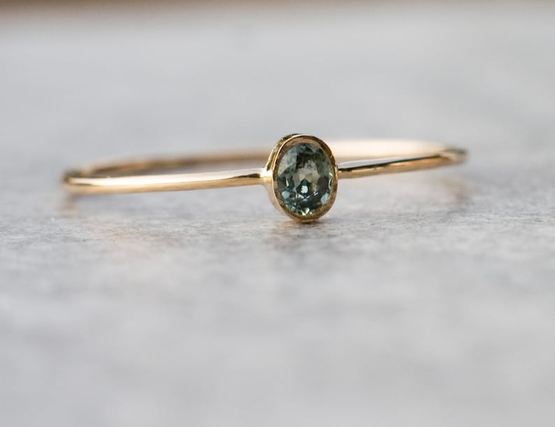 Zielony szafir, delikatny pierścionek złoty z szafirem, owalny pierścionek w złocie 585, pierścionek zaręczynowy z szafirem image 8