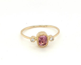 Anello di fidanzamento fatto a mano con tre pietre con spinello rosa e diamanti laterali - Anello di fidanzamento fatto a mano - Anello di fidanzamento unico con cuore