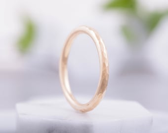 Banda de boda de 2 mm, anillo de boda de oro, anillo martillado, banda de boda hecha a mano
