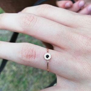 Anillo de compromiso no tradicional, anillo de halo delicado, anillo de compromiso negro, anillo de boda único imagen 7