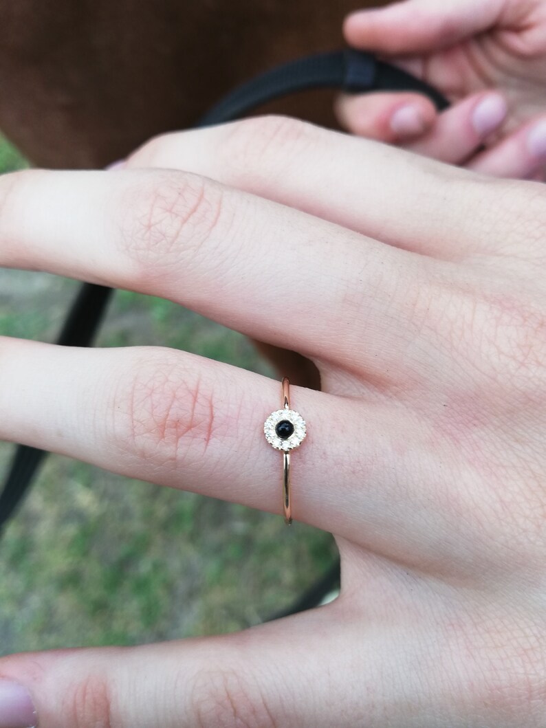 Anillo de compromiso no tradicional, anillo de halo delicado, anillo de compromiso negro, anillo de boda único imagen 7