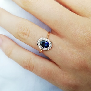 Bague de fiançailles faite main avec saphirs bleus et diamants en or 18 carats - Joaillerie - Bague de fiançailles halo avec saphirs ovales et diamants