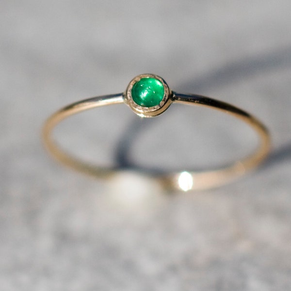 Sierlijke Emerald Ring, Emerald Stacking Ring- Minimalistische Emerald Ring- Minimalistische Verlovingsring met Emerald- Natuurlijke Emerald Sieraden