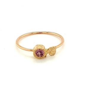 14K gouden roze saffierbladring met hartaccent september Birthstone Ring 14K goud op de natuur geïnspireerde en handgemaakte sieraden-romantisch cadeau afbeelding 1