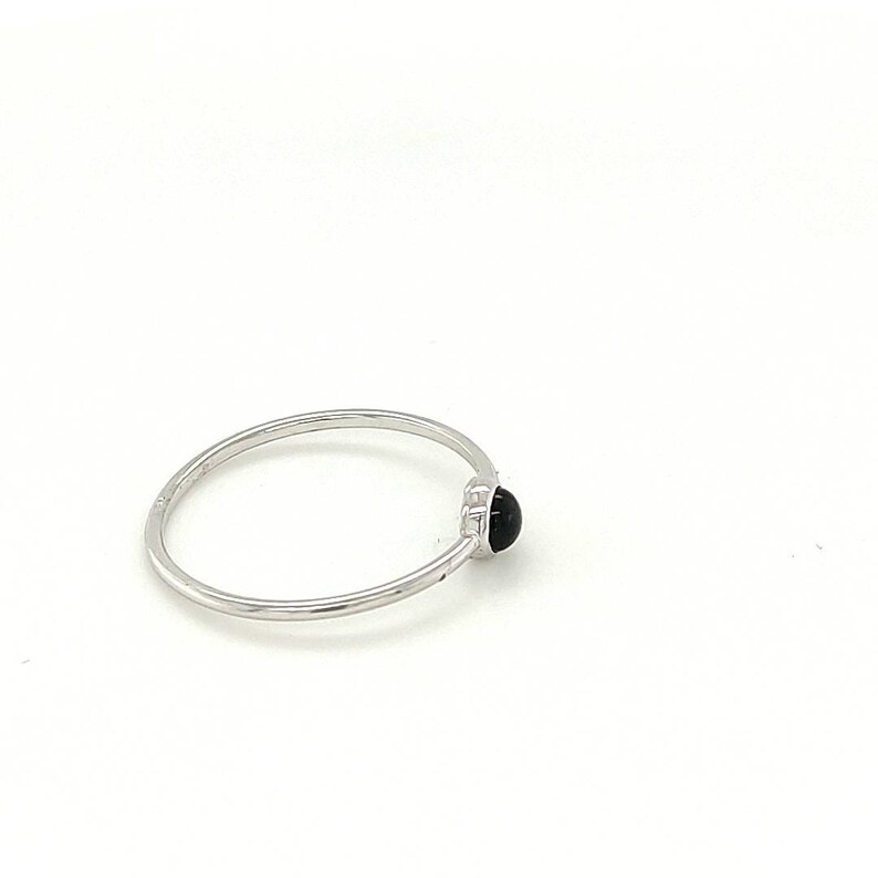 Bague onyx noir en or blanc massif 14 carats, bague de fiançailles minimaliste en pierre noire bague minimale anniversaire, cadeau d'anniversaire fait main image 9