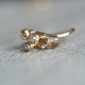 Handgemachter Maiglöckchen Perlenring aus 585er Gold mit Diamanten Einzigartiger, einzigartiger floral inspirierter Schmuck Perlen und Diamantring Bild 9