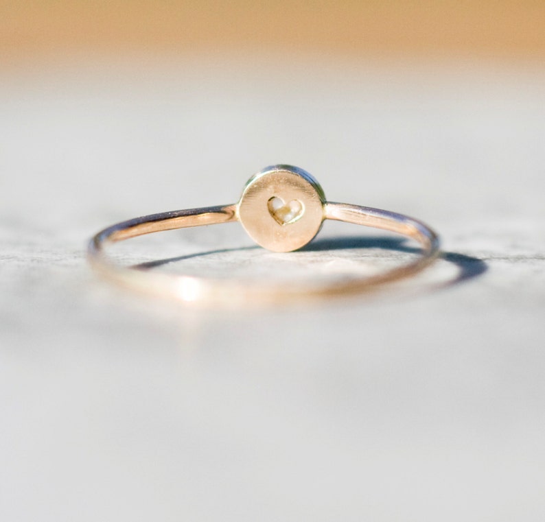 Złoty pierścionek z perłą, biała perła, matowy pierścionek z naturalną perłą w złocie 585 image 2
