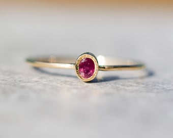 Tiny anillo 14k oro rubí, anillo de rubí flaco, anillo de rubí de oro apilable, julio birthstone, rubí natural, rojo, joyas de oro, anillo