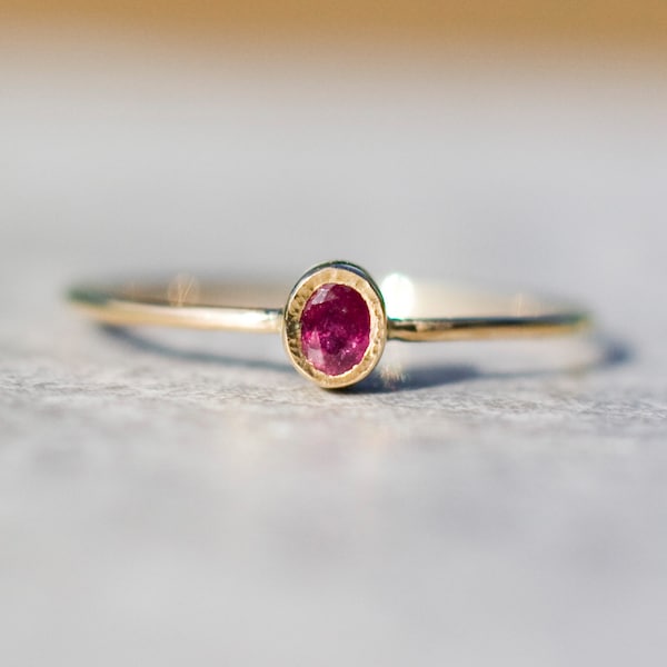 Złoty pierścionek z czerwonym rubinem, Pierścionek zaręczynowy z rubinem, Złoto próby 585, Prezent na rocznicę, Styl minimalistyczny