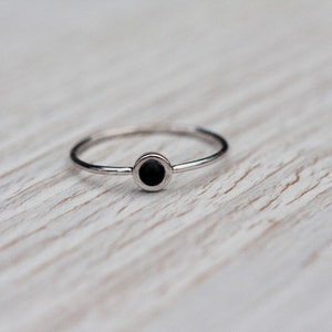 Bague onyx noir en or blanc massif 14 carats, bague de fiançailles minimaliste en pierre noire bague minimale anniversaire, cadeau d'anniversaire fait main image 2