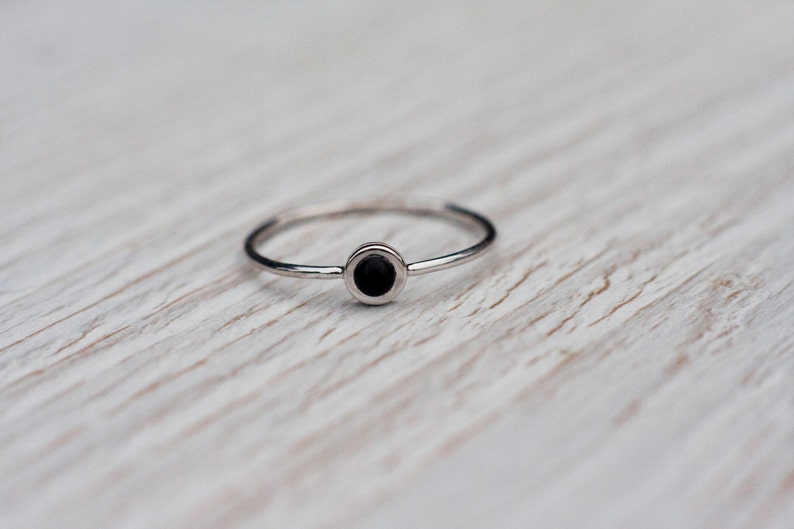 Bague onyx noir en or blanc massif 14 carats, bague de fiançailles minimaliste en pierre noire bague minimale anniversaire, cadeau d'anniversaire fait main image 2