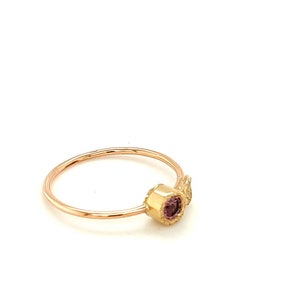 Anillo de hoja de zafiro rosa de oro de 14 quilates con acento de corazón Anillo de piedra de nacimiento de septiembre de oro de 14 quilates Joyería inspirada en la naturaleza y hecha a mano Regalo romántico imagen 6