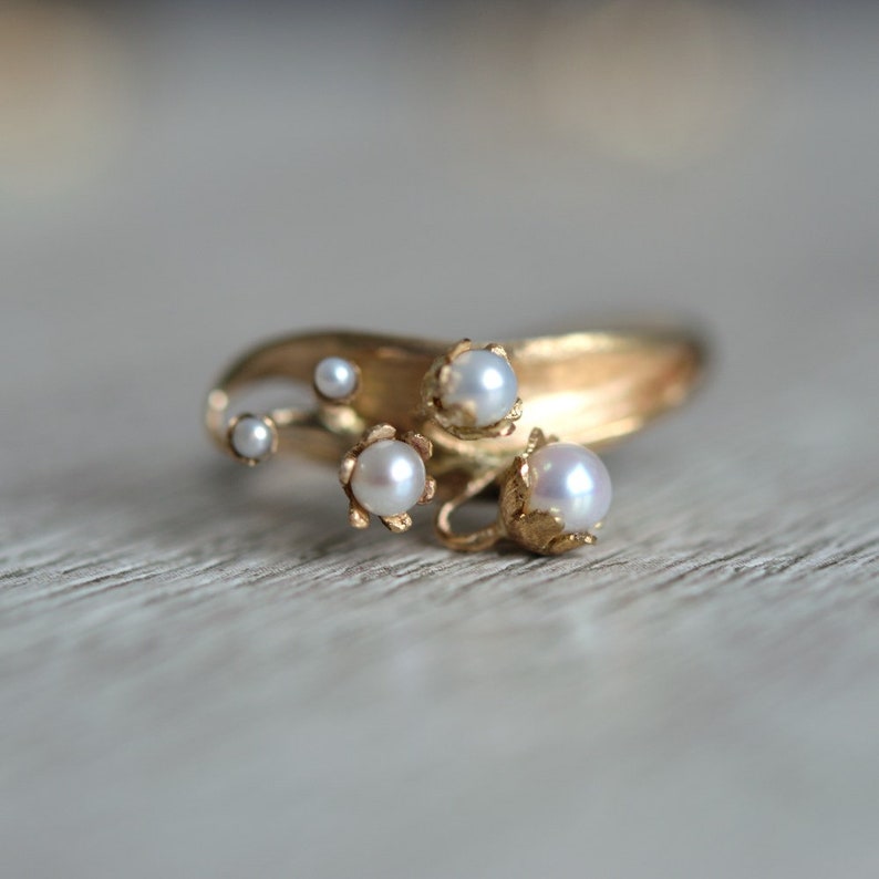 Handgemachter Maiglöckchen Perlenring aus 585er Gold mit Diamanten Einzigartiger, einzigartiger floral inspirierter Schmuck Perlen und Diamantring Bild 6