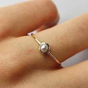 Pequeño anillo de perlas de oro de 14K, anillo de compromiso de perlas de Akoya natural, novia, aniversario, anillo de promesa, joyería minimalista anillo hecho a mano imagen 5