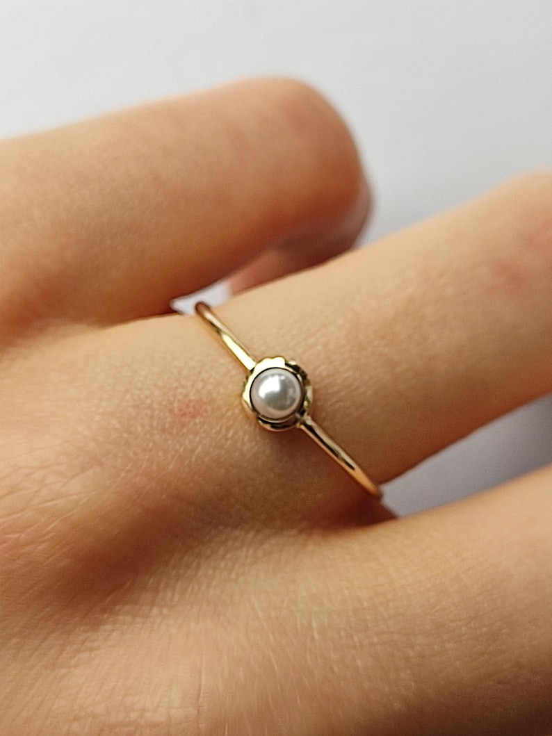 Pequeño anillo de perlas de oro de 14K, anillo de compromiso de perlas de Akoya natural, novia, aniversario, anillo de promesa, joyería minimalista anillo hecho a mano imagen 5