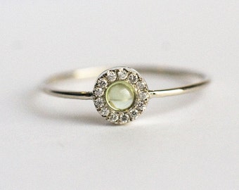 Anillo de diamantes de peridoto redondo estilo halo- Anillo de peridoto natural delicado 18k oro-piedra verde lima- Anillo de compromiso hecho a mano para mujer