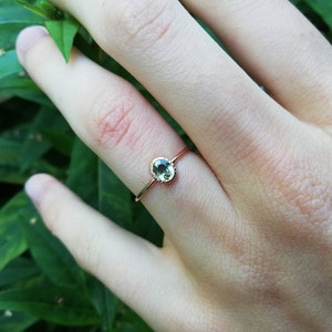 Zielony szafir, delikatny pierścionek złoty z szafirem, owalny pierścionek w złocie 585, pierścionek zaręczynowy z szafirem image 3