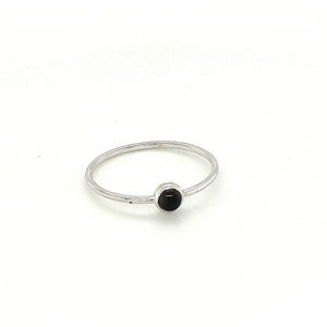 Bague onyx noir en or blanc massif 14 carats, bague de fiançailles minimaliste en pierre noire bague minimale anniversaire, cadeau d'anniversaire fait main image 10