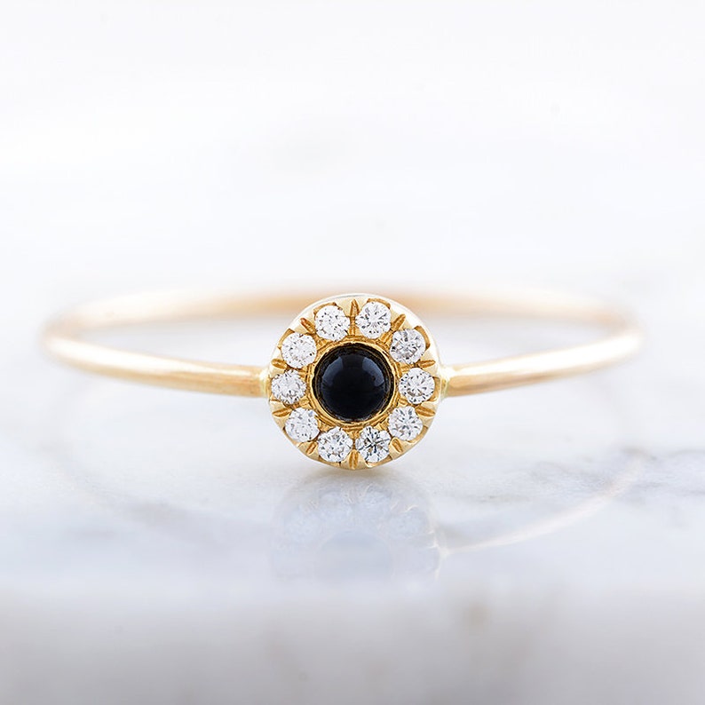 Anillo de compromiso no tradicional, anillo de halo delicado, anillo de compromiso negro, anillo de boda único imagen 1