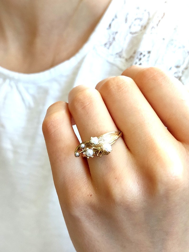 Handgemachter Maiglöckchen Perlenring aus 585er Gold mit Diamanten Einzigartiger, einzigartiger floral inspirierter Schmuck Perlen und Diamantring Bild 5