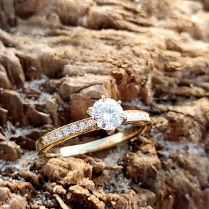 Handmade 0.64ct Diamond Engagement Ring Classic Engagement Ring Bespoke Round Diamond Ring 14k, 18k Gold and Platinum Solitaire Ring zdjęcie 3
