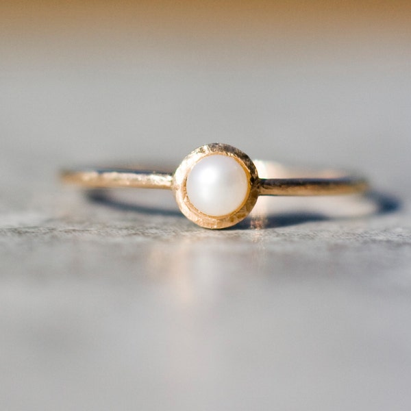 Złoty pierścionek z perłą, biała perła, matowy pierścionek z naturalną perłą w złocie 585