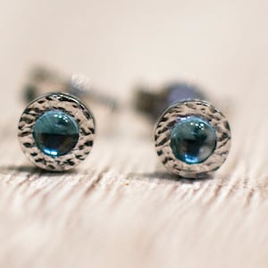 Boucles d'oreilles topaze bleu ciel en or blanc massif 14 carats, boucles d'oreilles topaze dorée, cadeau d'anniversaire, cadeau de pierre de naissance, petites boucles d'oreilles en pierre précieuse